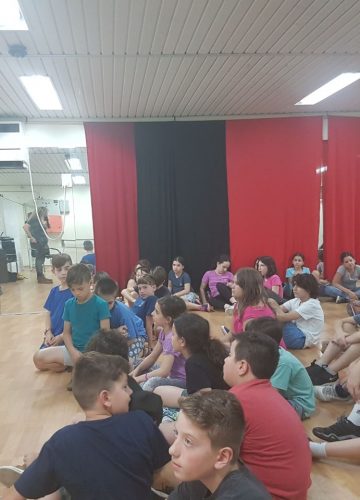 מארחים את הסופרת נאוה מקמל עתיר