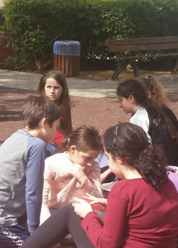 פיקניק כיתתי – סיום יחידה בארוחה חגיגית – אסתי בלקי ושירי טון, ו’2