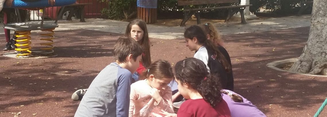 פיקניק כיתתי – סיום יחידה בארוחה חגיגית – אסתי בלקי ושירי טון, ו’2
