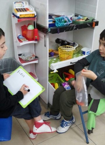 המכולת שלנו – יעל גדעוני, שירי רון ואוריה פייגלס, א’1