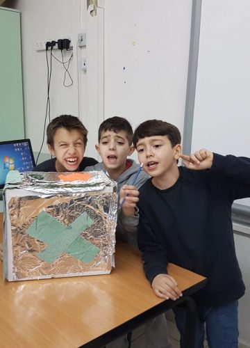 שיעור חוויתי במדעים בכיתה ד’2 עם המורה רותם אילן – שריי כץ ואופיר עומר