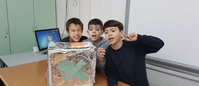 שיעור חוויתי במדעים בכיתה ד’2 עם המורה רותם אילן – שריי כץ ואופיר עומר