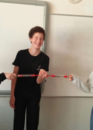 בודקים את החוק השלישי של ניוטון בשיעור מדעים של עמיר עברון – כיתה ח’