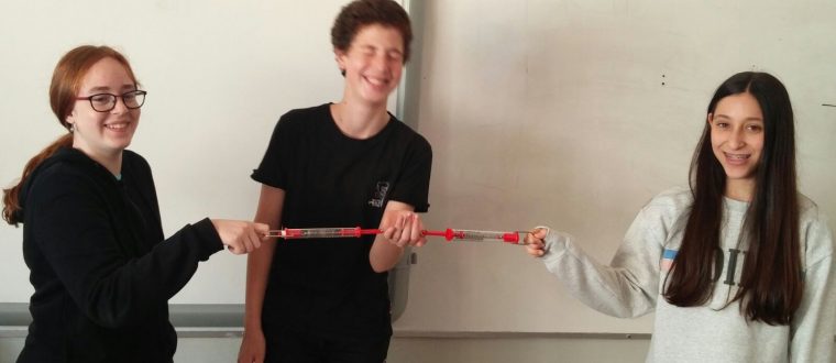 בודקים את החוק השלישי של ניוטון בשיעור מדעים של עמיר עברון – כיתה ח’