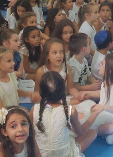 קבלת ספר תורה וביקור בבית הכנסת