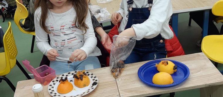 זמר עברי פעילות לט”ו בשבט עם שרה מחנכת כיתה ב’