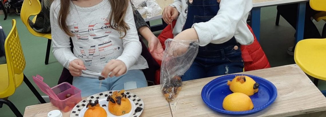 זמר עברי פעילות לט”ו בשבט עם שרה מחנכת כיתה ב’