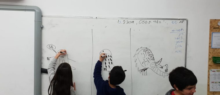 מציירים צורות בשעת מחנך בהנחיית ענת ברבירו – כיתה ד’2