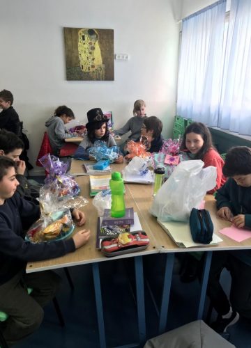 משלוחי מנות בכיתה ה’ – רועי ספורטא ובן ידגר, כיתה ה’1