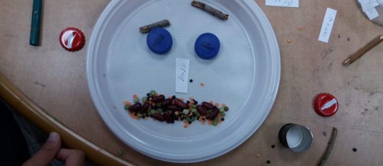 מתכוננים לפורים בחדר אומנות עם המורה שרון
