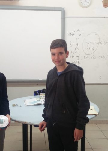 שיעור מדעים עם עמיר בכיתה ו’ – יהלי שכטר ואור לוי, ו’1