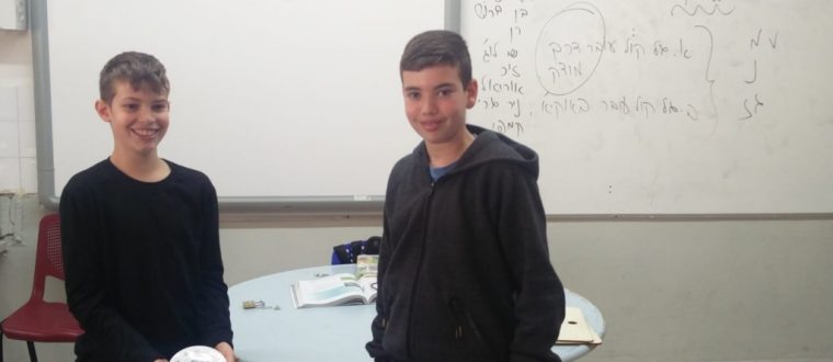 שיעור מדעים עם עמיר בכיתה ו’ – יהלי שכטר ואור לוי, ו’1