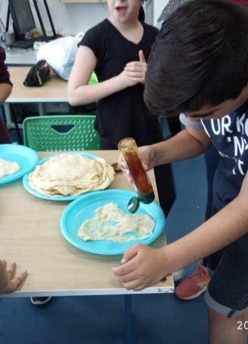 משחקי חברה והכנת מופלטות בכיתה ה’1 – דותן זילברמן, נגה ברנע ונועם ברקוביץ, ה’1