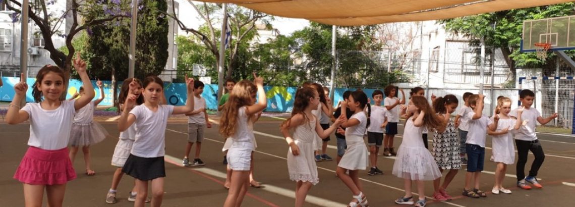 מופע ריקודי עם בהנחיית שרה שמואלוף