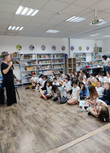 פגישה עם הסופרת שירי צוק
